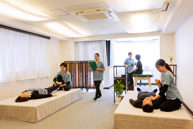 ゆらしラボ池袋駅西口2分の店内