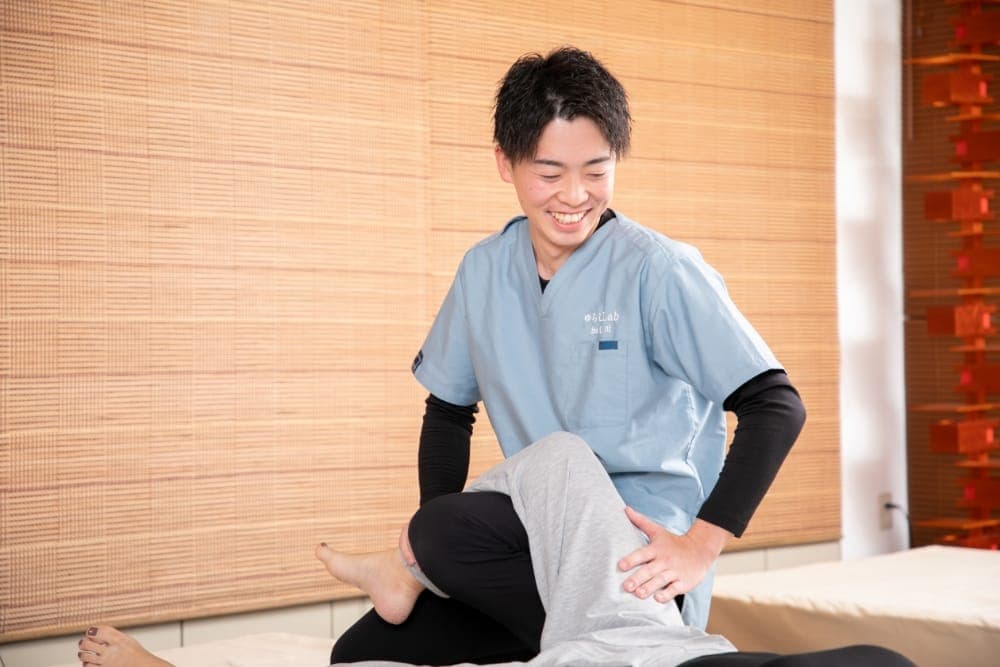 肉離れ施術後に笑顔の男性患者