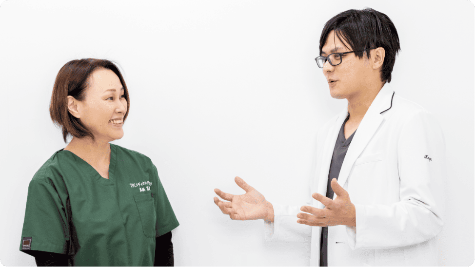 医師とセラピストが施術方針を相談する様子